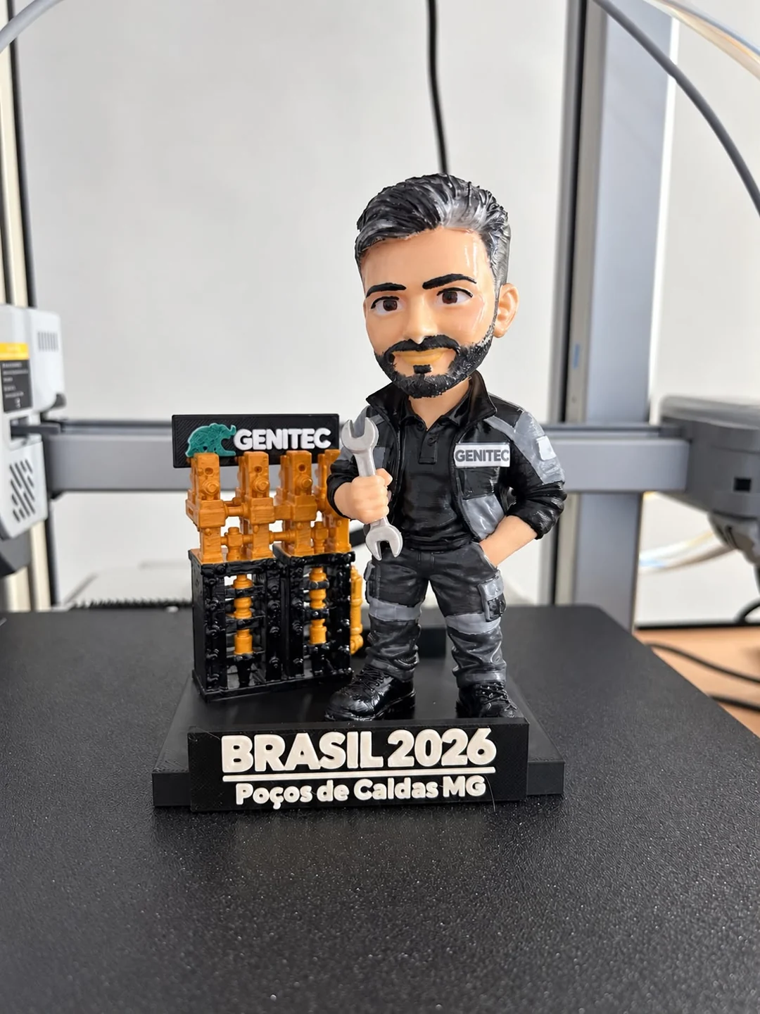 Boneco personalizado de mecânico com uniforme, chave e base temática